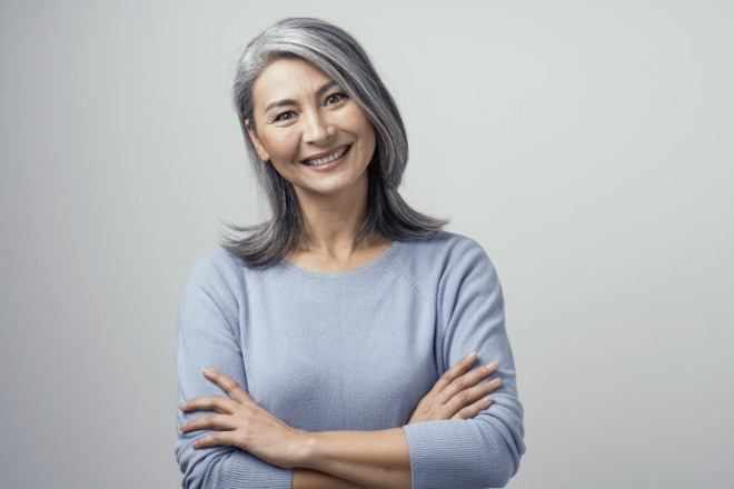 白髪でもおしゃれに決まるロングヘアの作り方